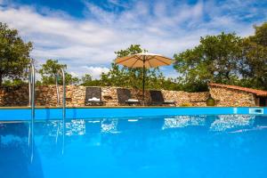 Bazén v ubytovaní Holiday Estate "Bujur" - private pool, surrounded by nature! alebo v jeho blízkosti