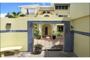 a house with a courtyard with blue tiles at Las Terrazas Los Chivos in Vieques
