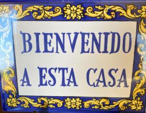ein Zeichen, das Bernardo a esella casa liest in der Unterkunft Las Terrazas Los Chivos in Vieques