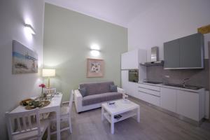 a living room with a couch and a table at Maris Terra in Brindisi