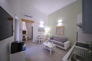 a living room with a couch and a table at Maris Terra in Brindisi