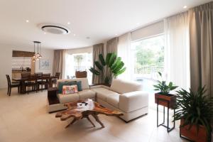 Una sala de estar con un sofá blanco y una mesa. en Hermosa Wave C1, en Playa Hermosa