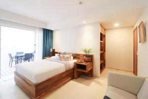 Un dormitorio con una cama, un escritorio y una silla. en Hermosa Wave C1, en Playa Hermosa 35 fotos más