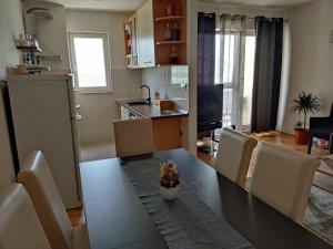 Kuchyňa alebo kuchynka v ubytovaní Deep blue apartment
