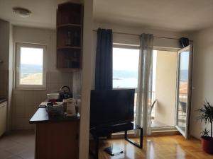 Televízia a/alebo spoločenská miestnosť v ubytovaní Deep blue apartment