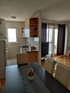 Kuchyňa alebo kuchynka v ubytovaní Deep blue apartment