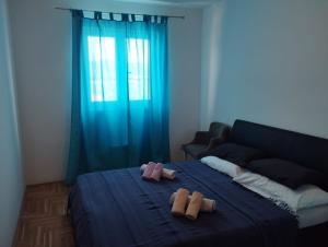 Posteľ alebo postele v izbe v ubytovaní Deep blue apartment