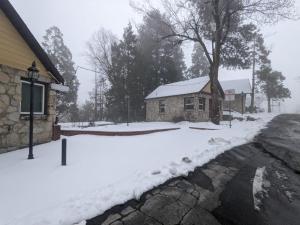 Φωτογραφία από το άλμπουμ του Sherwood Arms Motel σε Running Springs