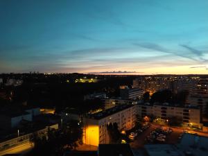 Pohľad na východ alebo západ slnka z apartmánu alebo blízkeho okolia