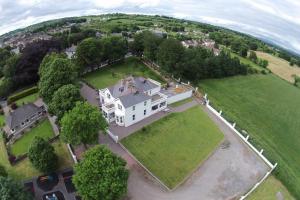 una vista aerea su una grande casa bianca con cortile di Ardgort Country House a Castlederg