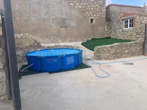 Bazén v ubytování Agradable casa con chimenea y patio totalmente privado nebo v jeho okolí