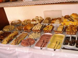 Opções de café da manhã disponíveis para hóspedes em Peruíbe Suíte Flat Hotel