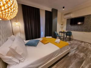 Un dormitorio con una cama grande y una mesa con sillas. en City Space Suites en Giannitsa