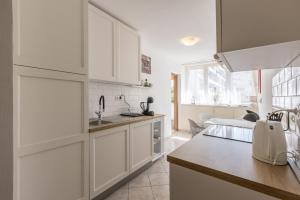 Kuchyňa alebo kuchynka v ubytovaní Sunny City Apartment