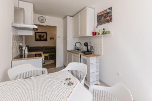 Kuchyňa alebo kuchynka v ubytovaní Sunny City Apartment + 19 fotografií