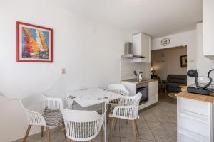 Kuchyňa alebo kuchynka v ubytovaní Sunny City Apartment