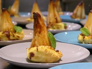 una fila de platos de comida en una mesa en Val d Azur B C en Molines-en-Queyras