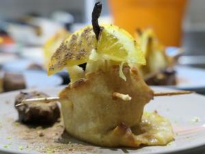 un pezzo di cibo con un limone su un piatto di Val d Azur B C a Molines-en-Queyras