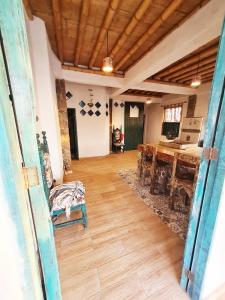 sala de estar con mesa y suelo de madera en Apartamento frente al mar con jardín privado, en Puebloviejo
