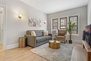 Χώρος καθιστικού στο Warm & Lovely 2BR Apt close to Dining & Shops - Touhy 1S