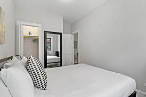Ένα ή περισσότερα κρεβάτια σε δωμάτιο στο Warm & Lovely 2BR Apt close to Dining & Shops - Touhy 1S +4 φωτογραφίες