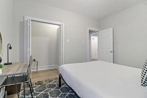 Gallery image of Warm & Lovely 2BR Apt close to Dining & Shops - Touhy 1S in Chicago +4 photos