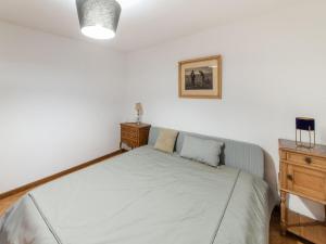 Cozy Home with Garden, Ennal客房内的一张或多张床位