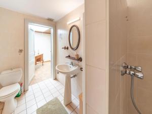 Koupelna v ubytování Holiday Home in Vielsalm with Private Garden + 32 fotografií