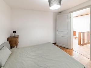 Cozy Home with Garden, Ennal客房内的一张或多张床位