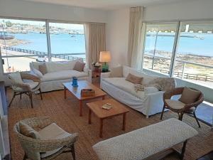 sala de estar con vistas al océano en El Remanso - Suite 104, en Punta del Este