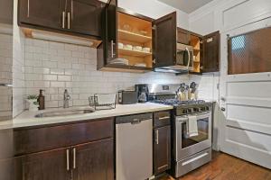 Η κουζίνα ή μικρή κουζίνα στο Warm & Lovely 2BR Apt close to Dining & Shops - Touhy 1S