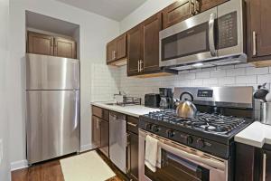 Η κουζίνα ή μικρή κουζίνα στο Warm & Lovely 2BR Apt close to Dining & Shops - Touhy 1S