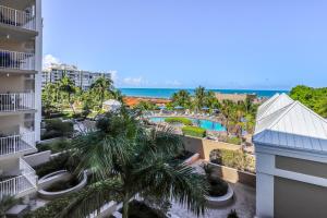 vistas a la piscina desde el balcón de un complejo en Marco Beach Ocean Resort IV, en Marco Island
