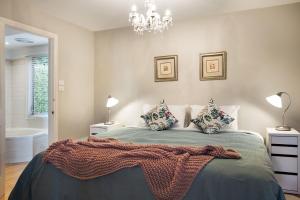 Een bed of bedden in een kamer bij Aggies Way - dog friendly with panoramic views