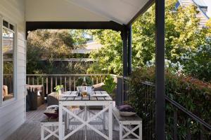 eine Terrasse mit einem Tisch auf einer Terrasse in der Unterkunft Aggies Way in Daylesford