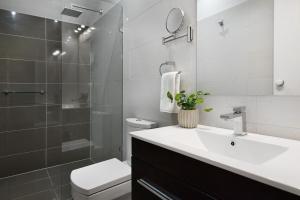 een badkamer met een wastafel, een toilet en een douche bij Aggies Way - dog friendly with panoramic views in Daylesford +12 foto's
