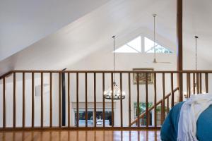 Een bed of bedden in een kamer bij Aggies Way - dog friendly with panoramic views