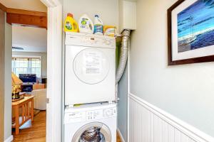 eine Waschküche mit Waschmaschine und Trockner in der Unterkunft Poppy P-Town in Provincetown