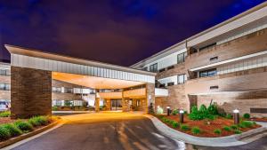 an office building with a road in front of it at Best Western Warren Hotel in Warren