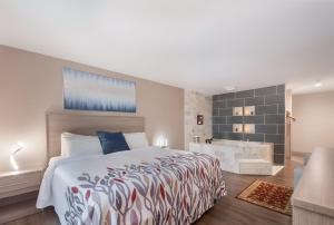 a bedroom with a large bed and a bath tub at Red Roof Inn Dahlgren - Naval Base in Dahlgren +37 photos