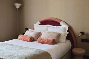 מיטה או מיטות בחדר ב-Hôtel Mercedes