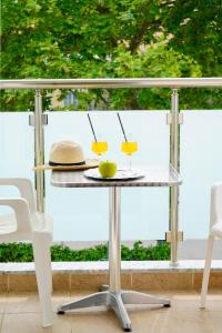 une table avec deux lunettes et un chapeau dessus dans l'établissement Aperito Studios, à Potos