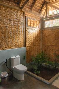 ห้องน้ำของ Eco Sanctuaries Nature Lodge Nacpan Beach, El Nido