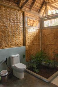 Bathroom sa Eco Sanctuaries Nature Lodge Nacpan Beach, El Nido