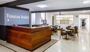 Hotel Taurus في بيورا: مطعم مع كونتر وطاولات وكراسي