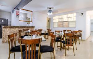 a restaurant with tables and chairs and a counter at Hotel Taurus in Piura