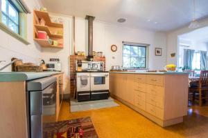 Η κουζίνα ή μικρή κουζίνα στο Monigatti Cottage - enchanting cottage with garden +9 φωτογραφίες