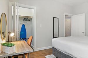 Photo de la galerie de l'établissement 2BR Lively & Chic Apartment close to Shops - Touhy 3S, à Chicago