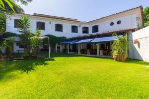 a large building with a yard with a grass field at Pousada Casa dos Autores in Paraty