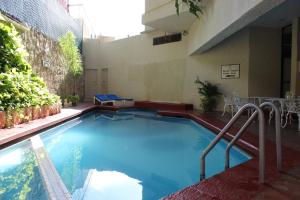 Bazén v ubytování Hotel Plaza Kokai Cancún nebo v jeho okolí